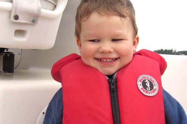 Image of a child wearing a properly fitting life jacket.