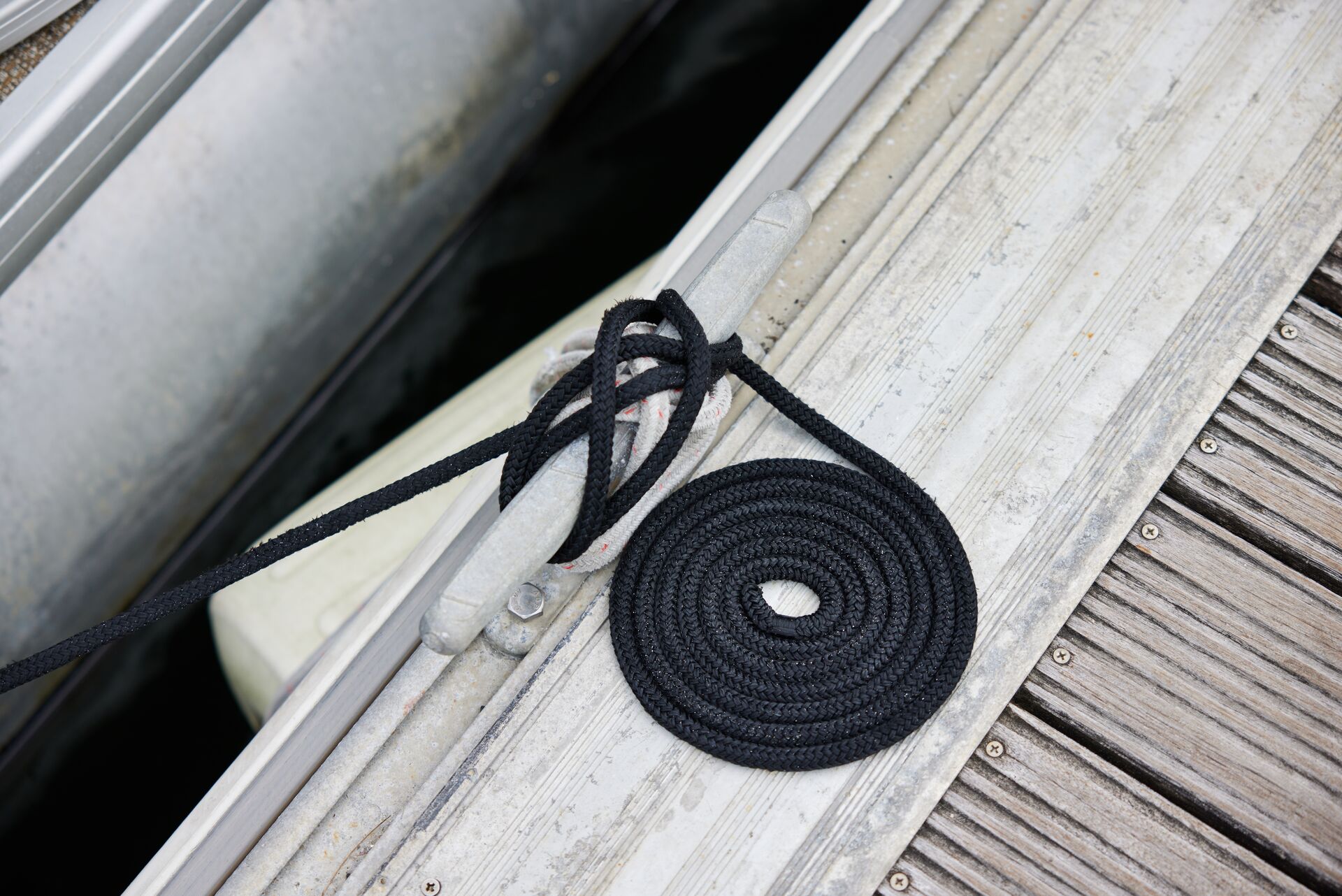 Photo of a dock cleat knot.