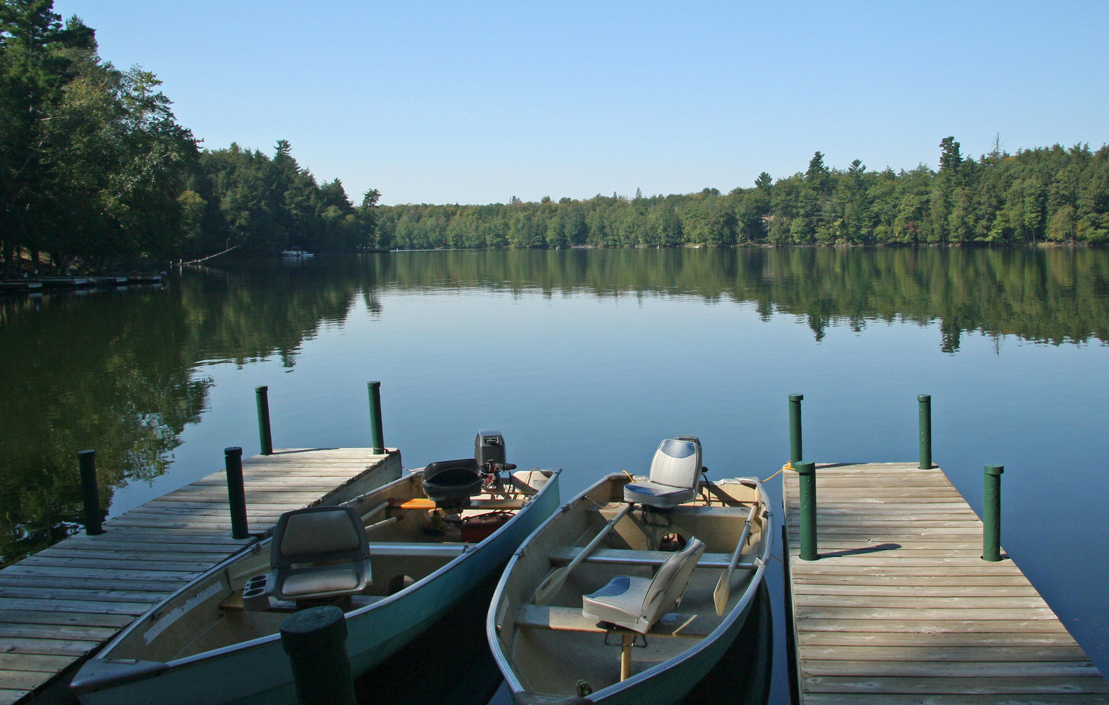 Small boats at a dock on a lake.